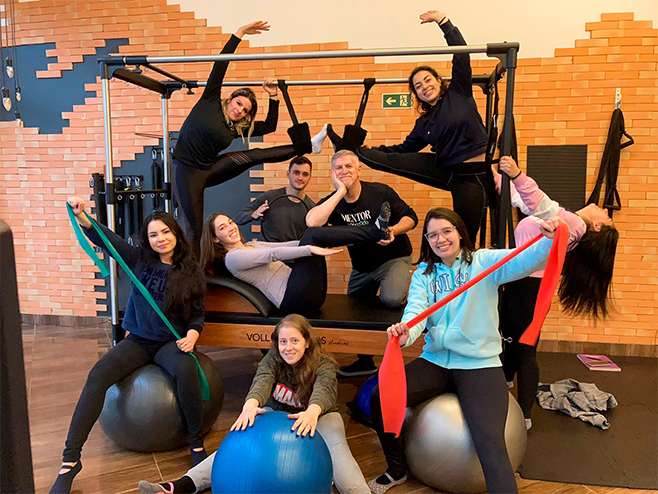 Alunos em aula presencial de formação em Pilates